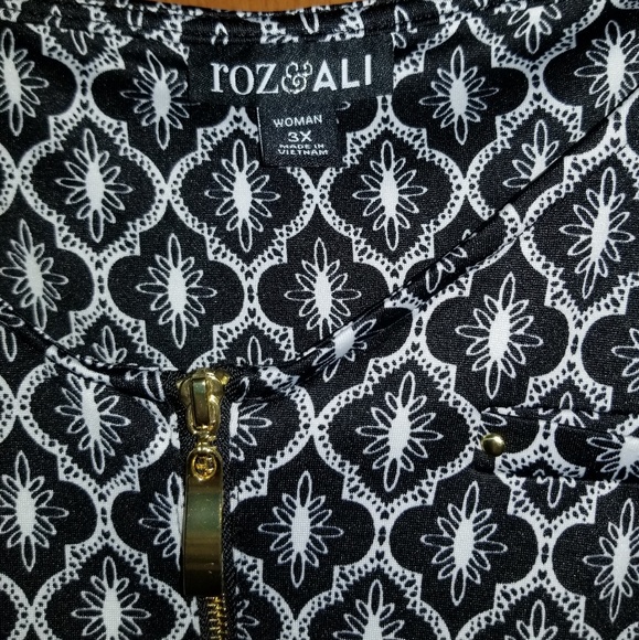 Roz & Ali short-sleeved top with gold details - Picture 3 of 3